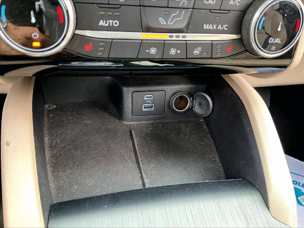 Used 2022 Black Metallic Ford SEL image 25