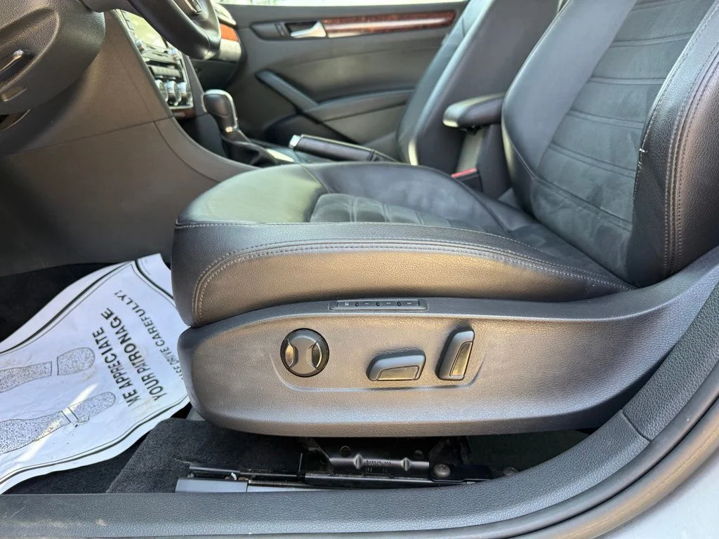 Used 2012 Gray Volkswagen V6 SEL Premium image 12