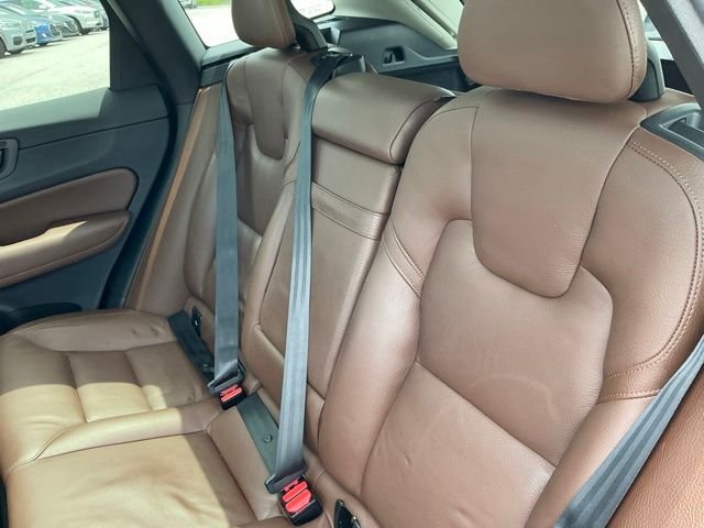 Used 2019 White Volvo T5 Momentum image 17