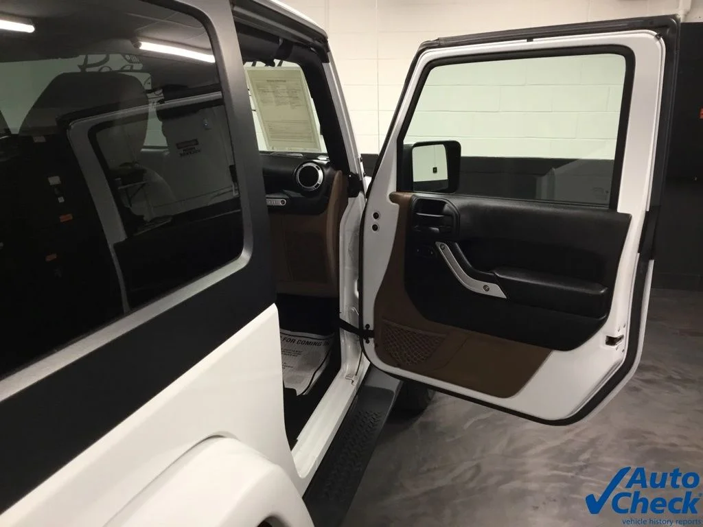 Used 2016 White Jeep Sahara image 32