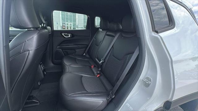 New 2026 Bright White Clear-Coat Exterior Paint Jeep Latitude image 25