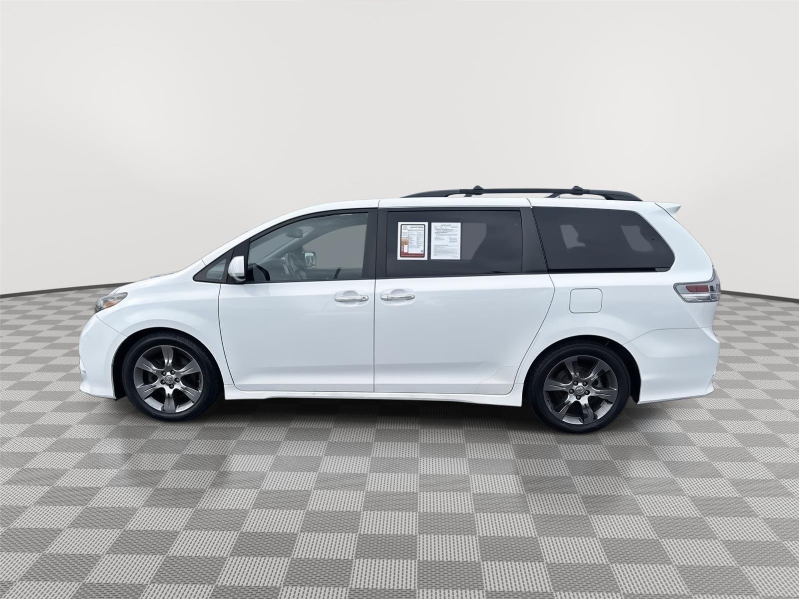 Used 2015 Super White Toyota SE Premium image 11