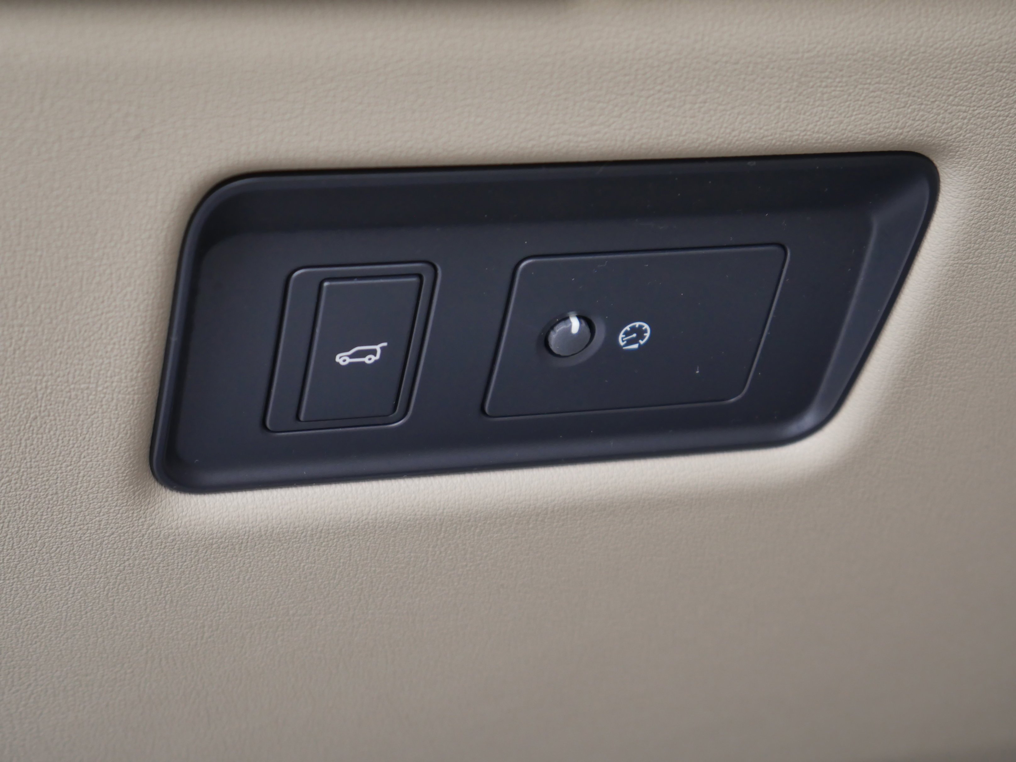 Used 2019 Fuji White Land Rover  image 6