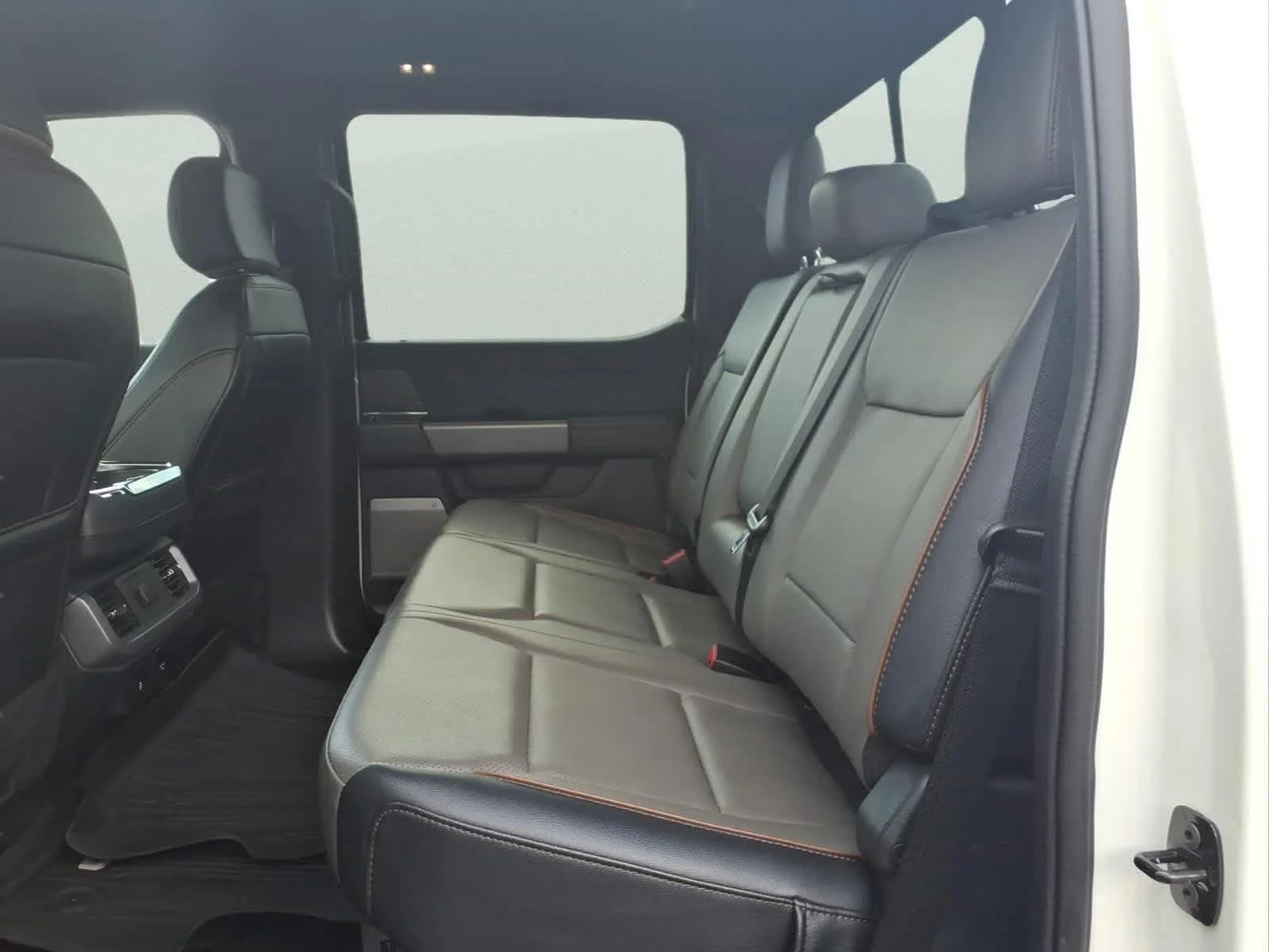 Used 2025 Star White Metallic Tri-Coat Ford LARIAT image 30