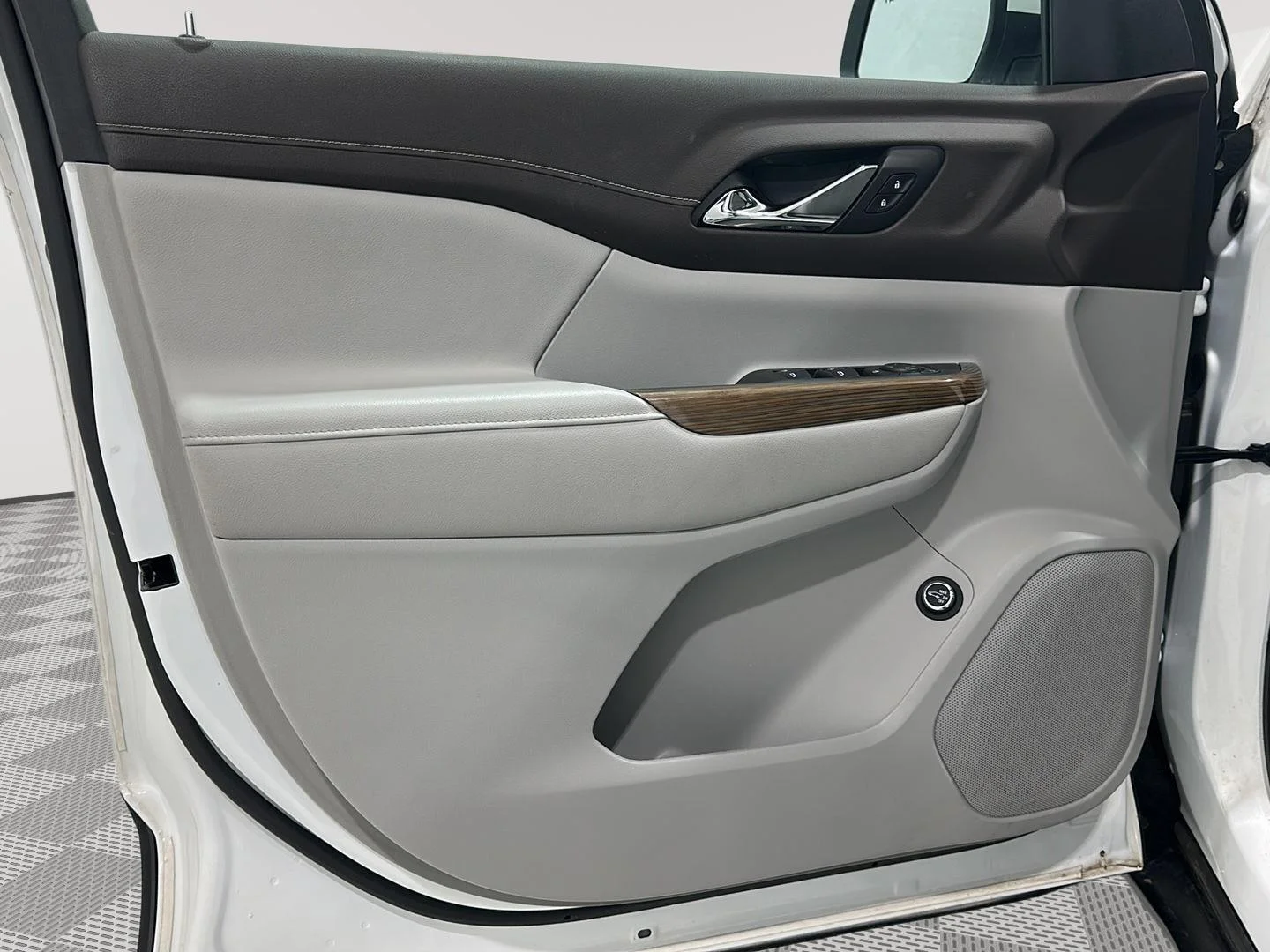 Used 2022 Summit White GMC SLE image 19
