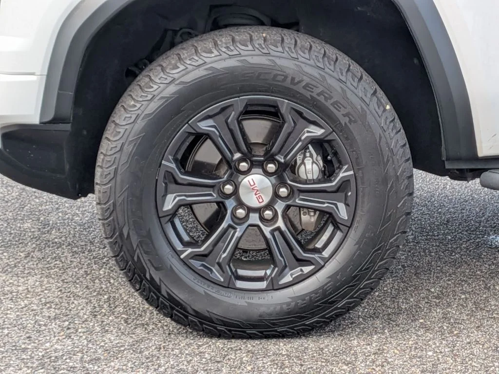 Used 2023 White GMC Elevation image 9