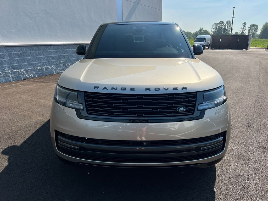 Used 2025 Gold Land Rover SE image 3