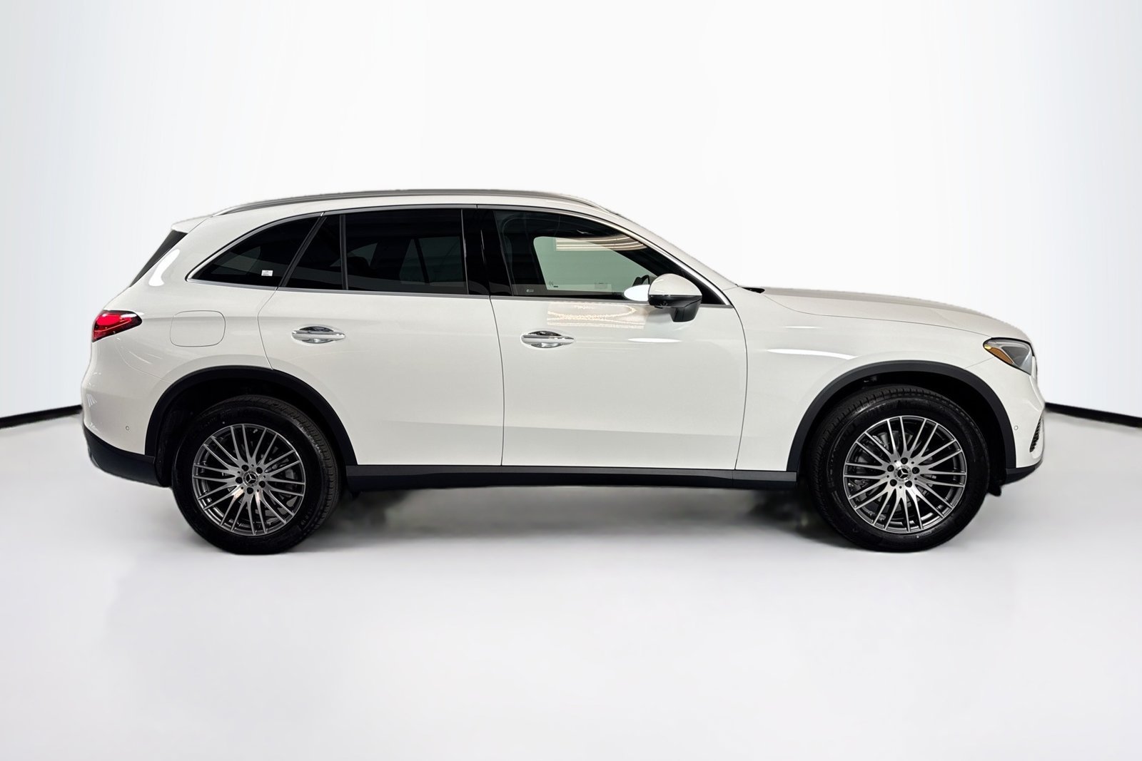 New 2026 Polar White Mercedes-Benz GLC 300 image 4