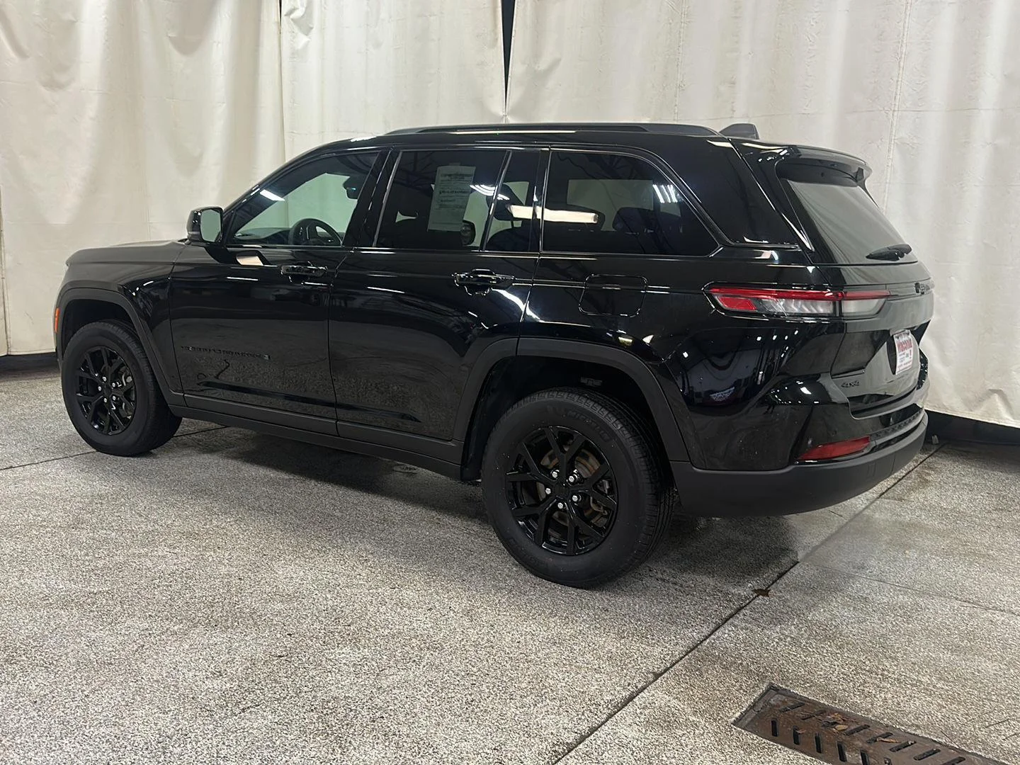 Used 2025 Diamond Black Crystal Pearlcoat Jeep Altitude image 3