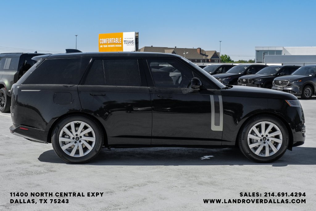 New 2027 Santorini Black Metallic Land Rover SE image 7