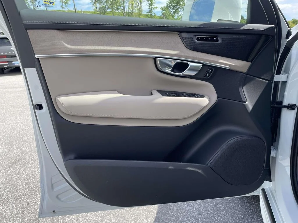 New 2026 Crystal White Volvo Plus image 5