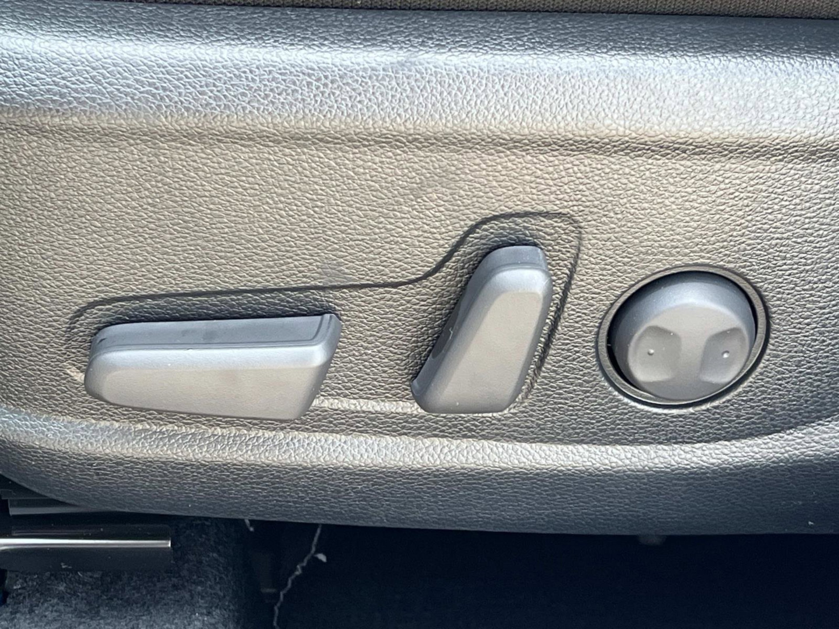 New 2026 Snow White Pearl Kia EX image 21