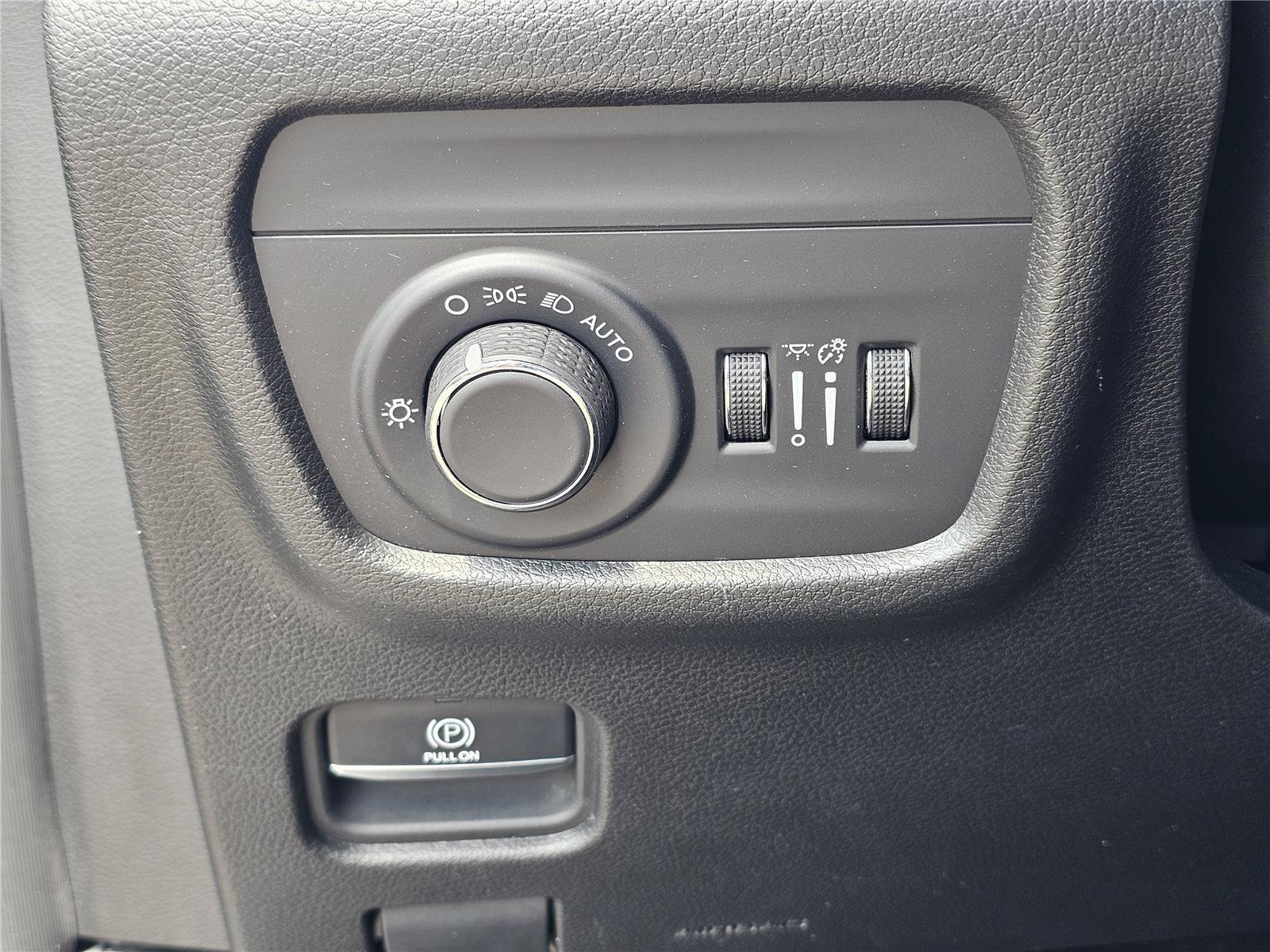 Used 2024 Silver Zynith Jeep Altitude image 18