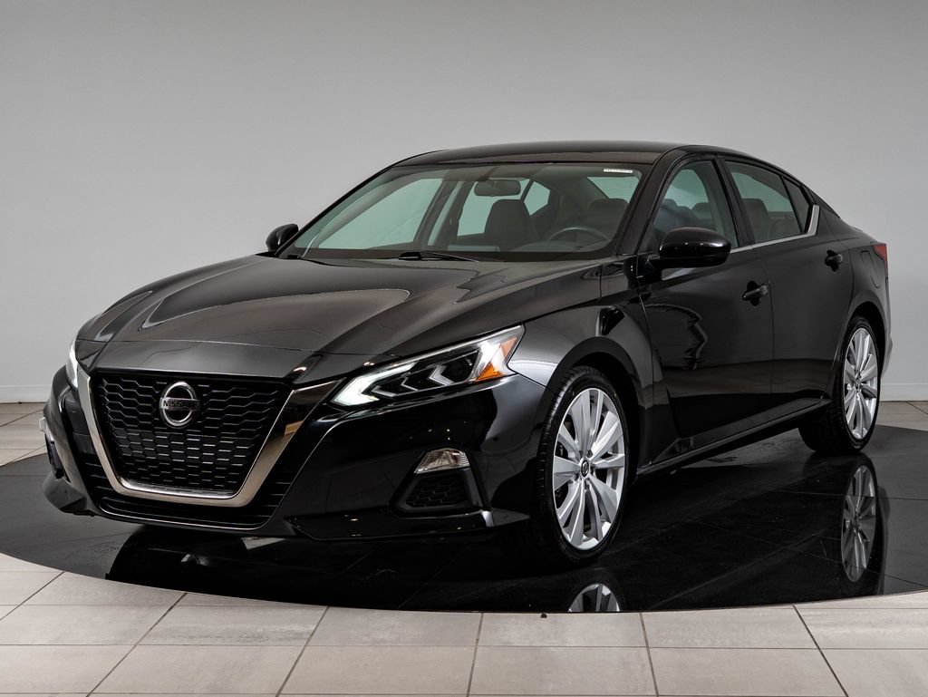 Used 2019 Super Black Nissan 2.5 SR image 1