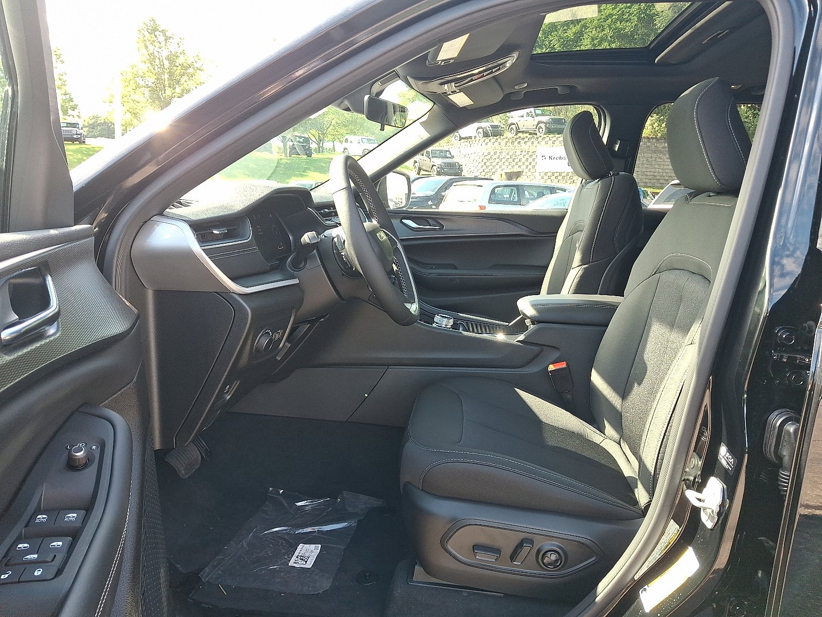 New 2027 High-Gloss Black Paint Jeep Laredo X 4x4 image 9