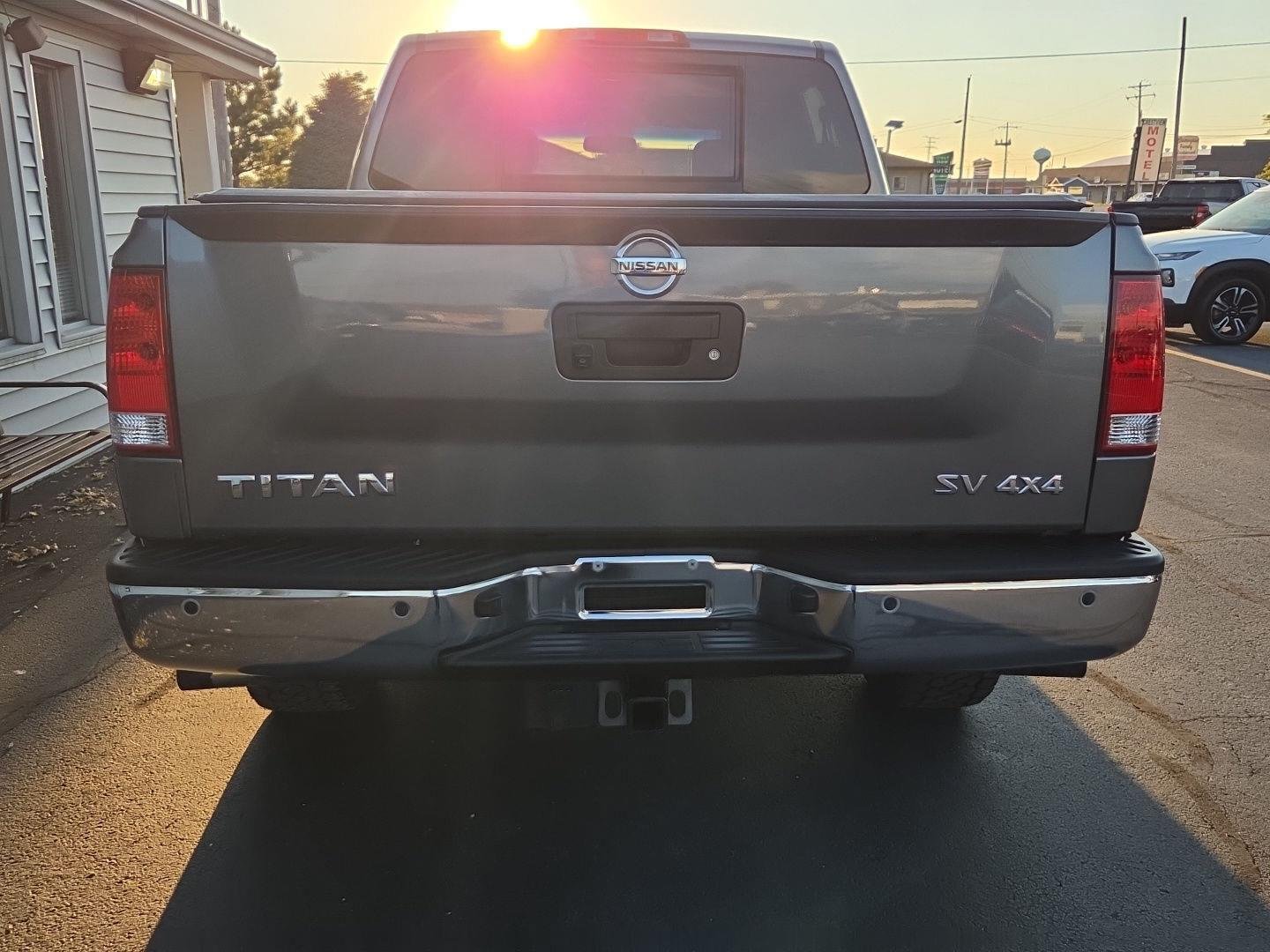 Used 2015 Gun Metallic Nissan SV image 6