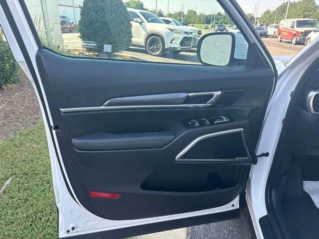 Used 2025 White Kia S image 23