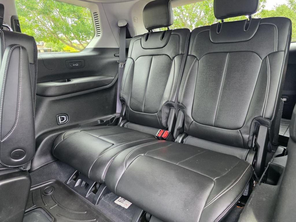Used 2023  Jeep Limited image 31