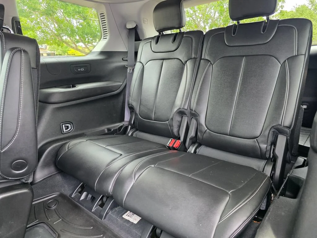 Used 2023  Jeep Limited image 31