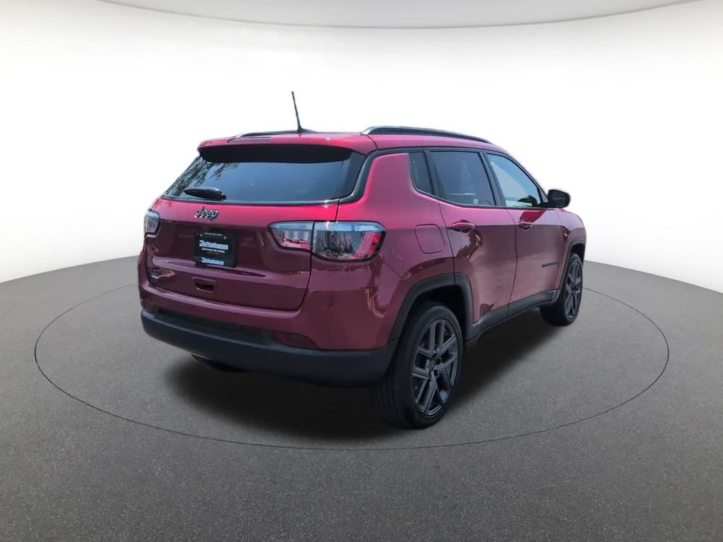 New 2026 Red Hot Pearl-Coat Exterior Paint Jeep Latitude image 5