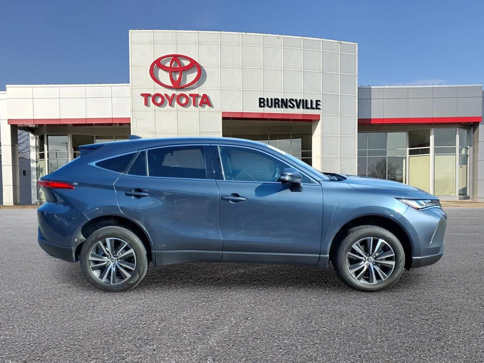Used 2024 Toyota Venza LE with VIN JTEAAAAH5RJ174614 for sale in Burnsville, Minnesota