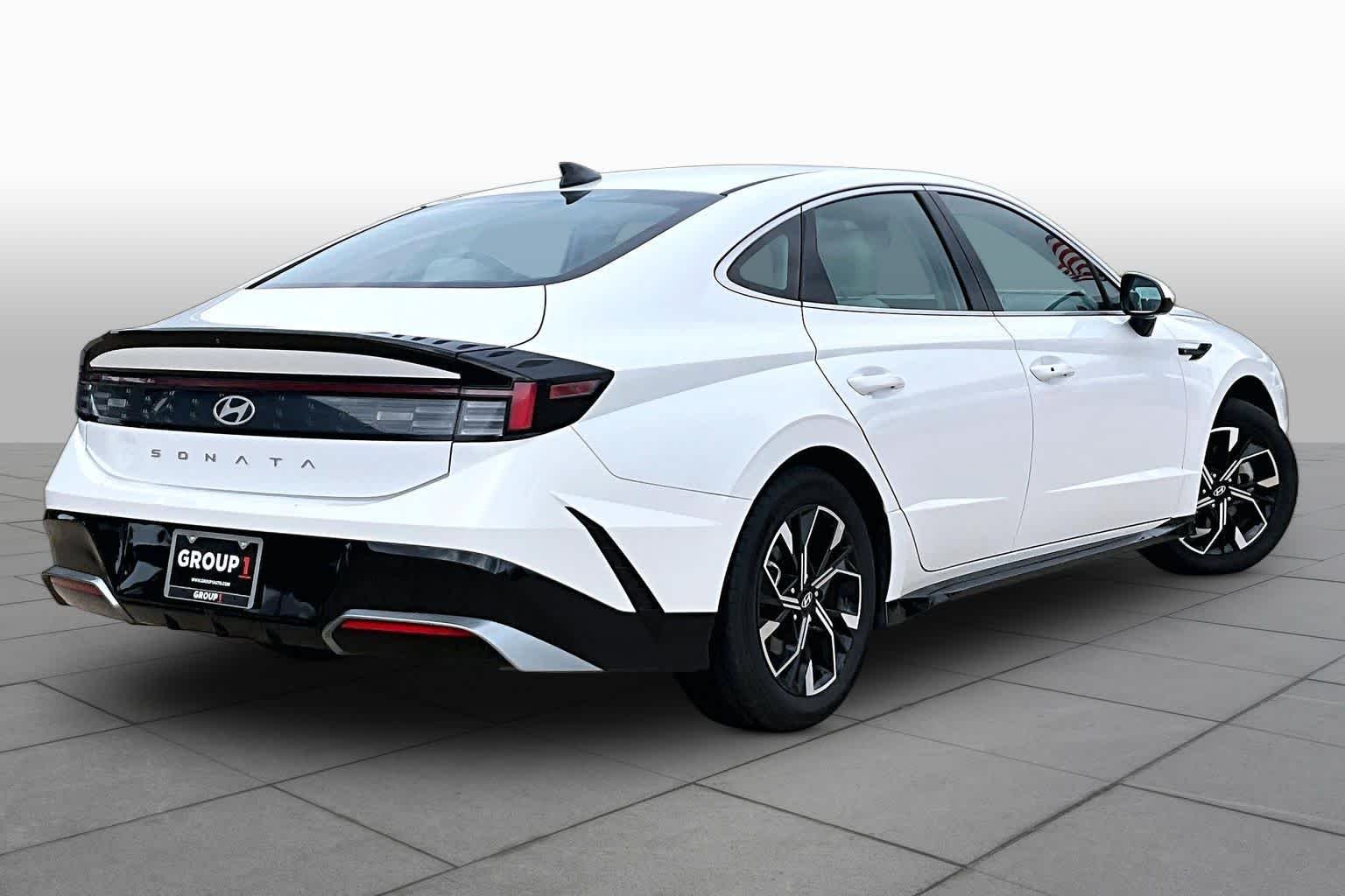 Used 2025 Serenity White Hyundai SEL image 12