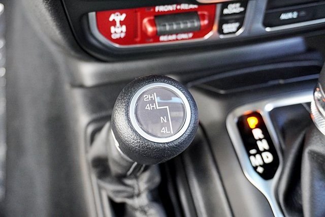 New 2026 Bright White Clear-Coat Exterior Paint Jeep Rubicon image 38