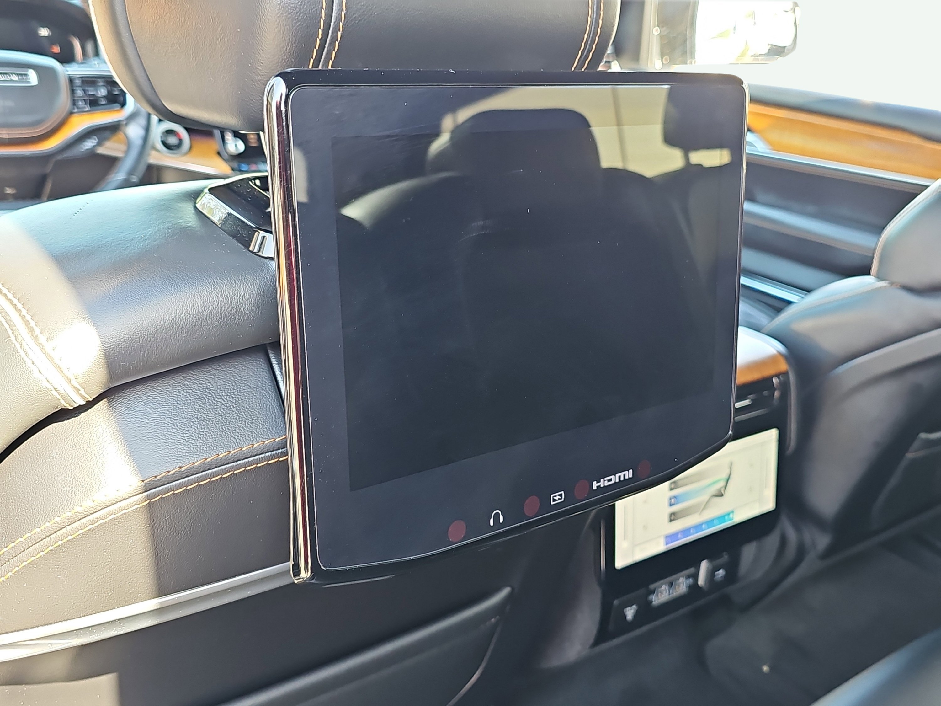 Used 2022 Diamond Black Crystal Pearlcoat Jeep Series III image 35