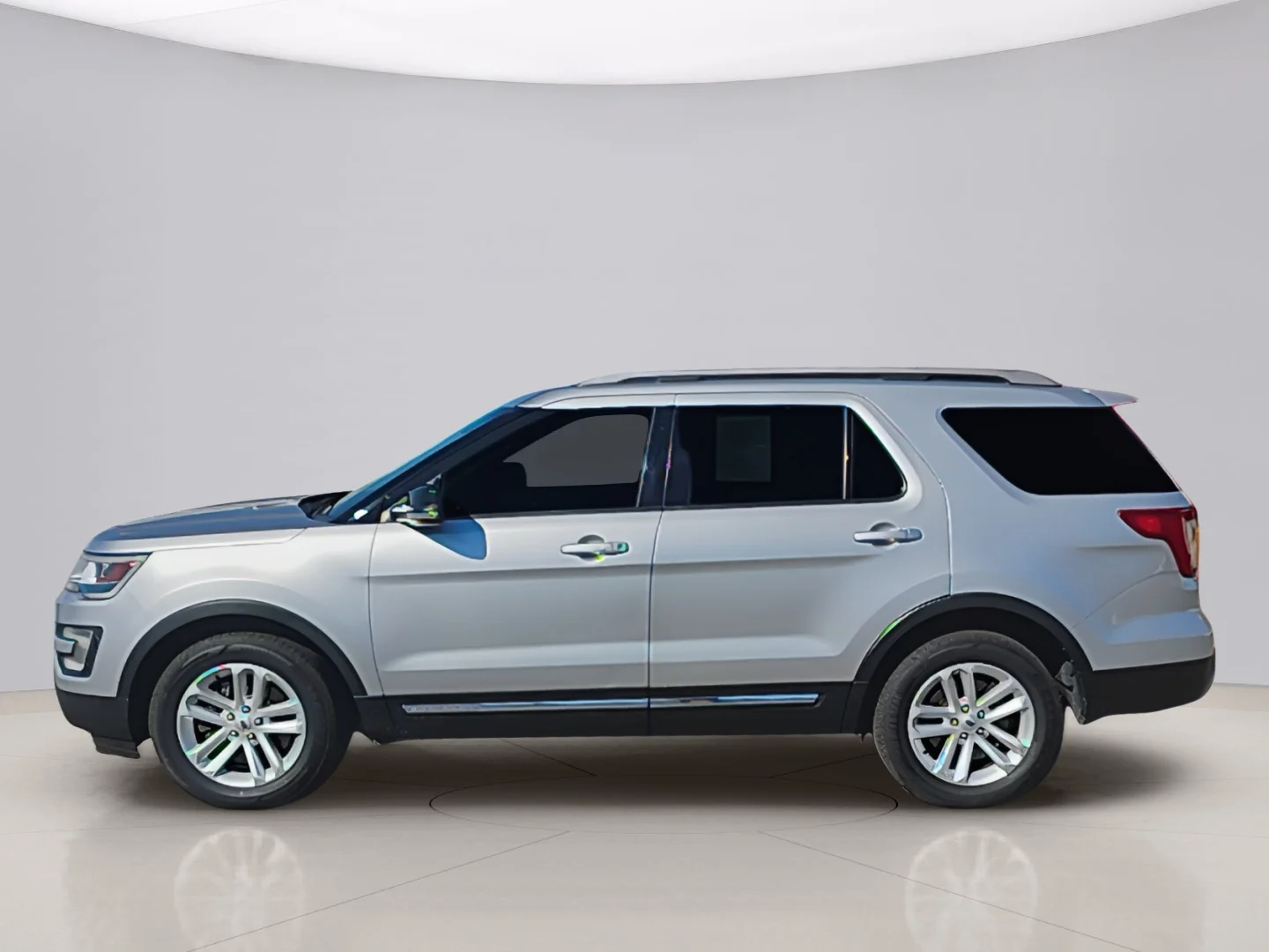 Used 2017 Silver Ford XLT image 2