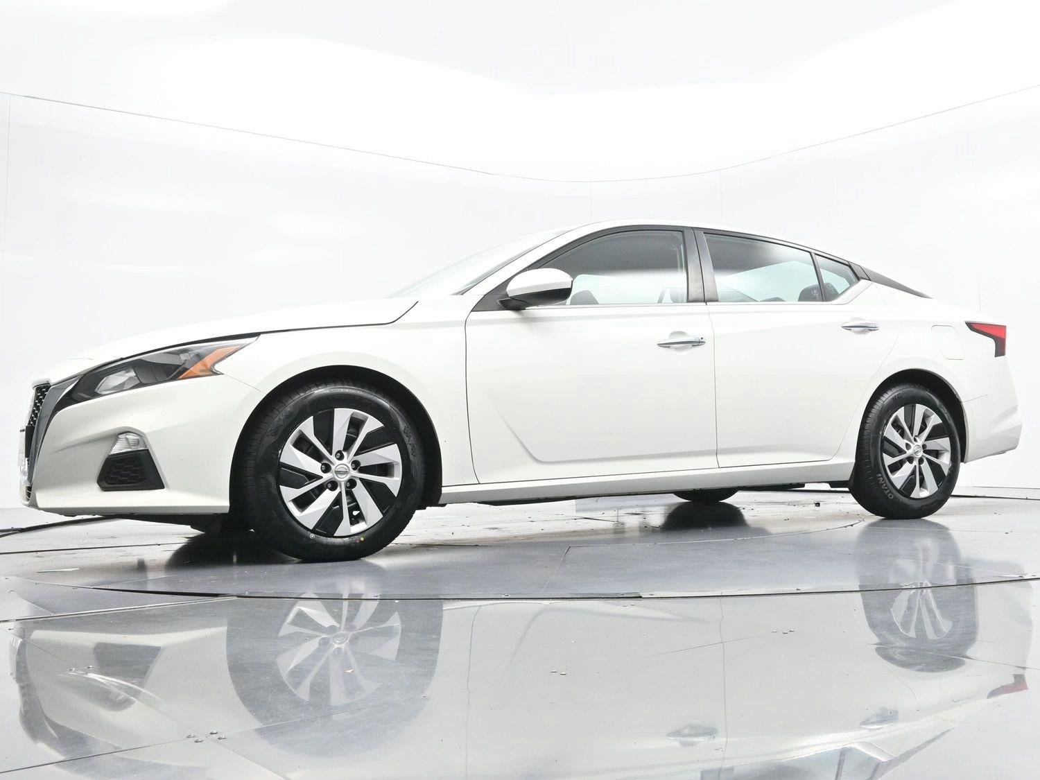Used 2022 Glacier White Nissan 2.5 S image 41