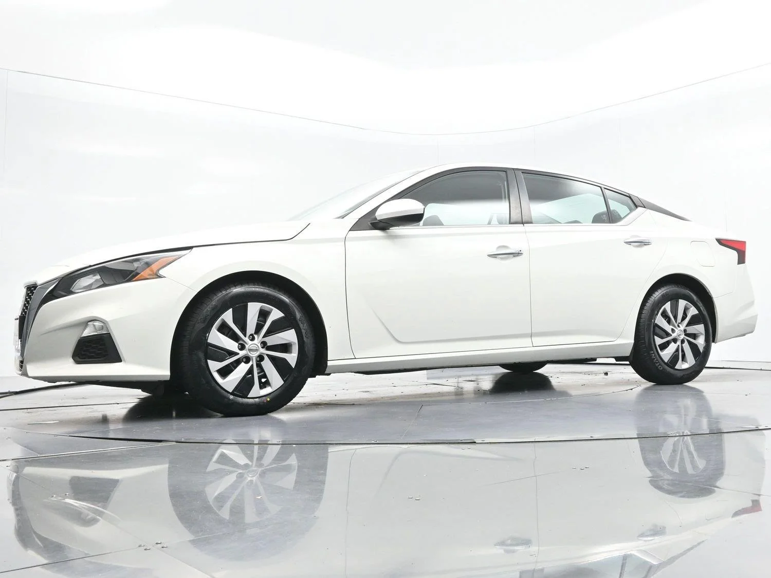 Used 2022 Glacier White Nissan 2.5 S image 41
