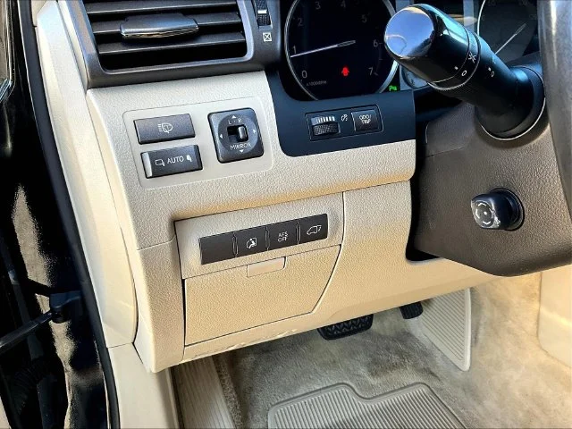Used 2010  Lexus 570 image 26