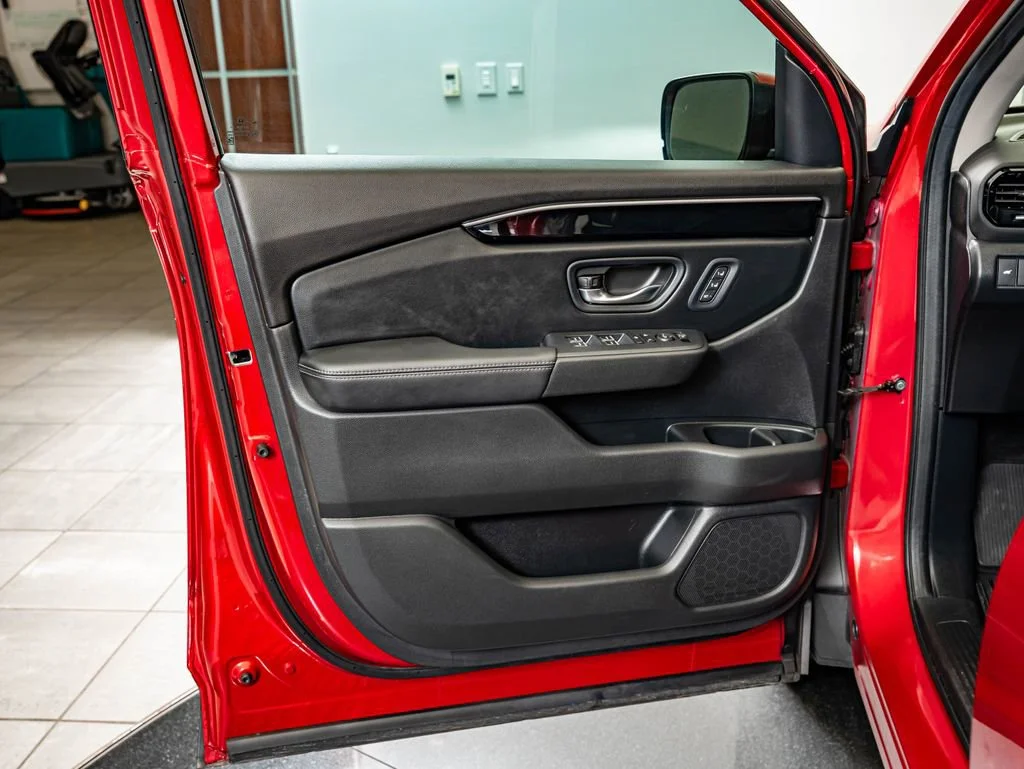 Used 2025 Radiant Red Metallic Ii Honda EX-L image 17