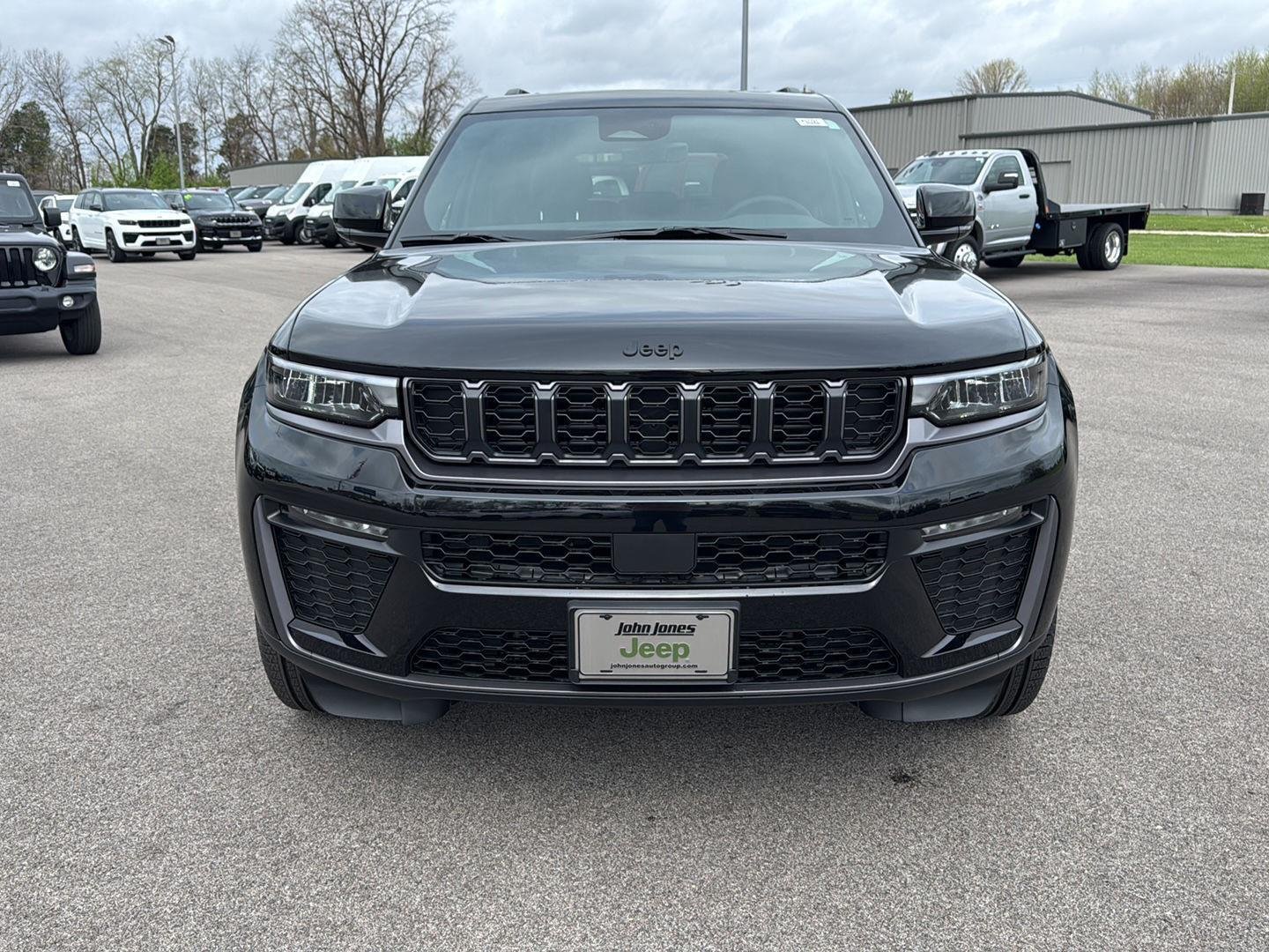 New 2026 Diamond Black Crystal Pearl-Coat Exterior Paint Jeep Limited image 14