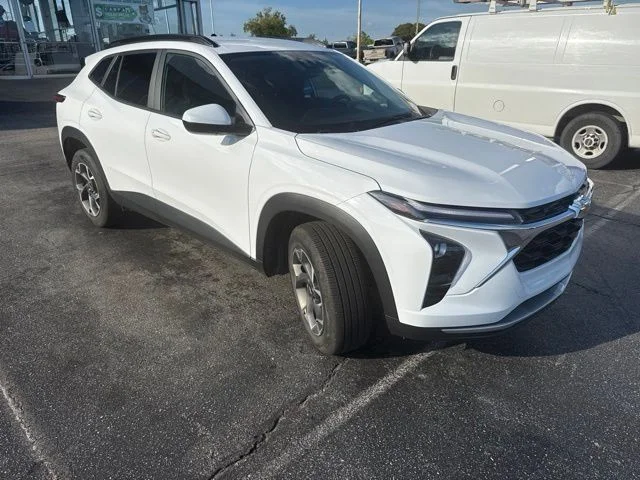 Used 2025 White Chevrolet LT image 5