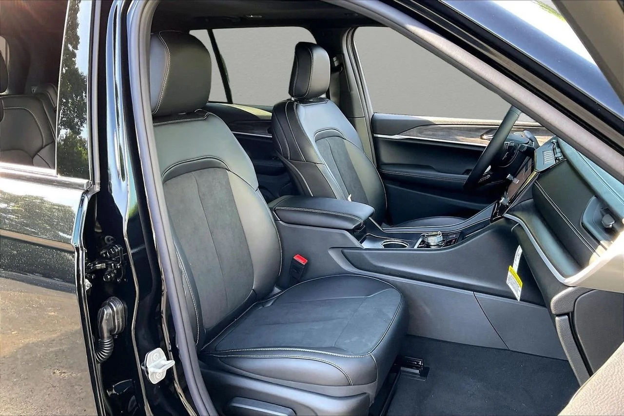 New 2026 Diamond Black Crystal Pearlcoat Jeep Altitude image 20