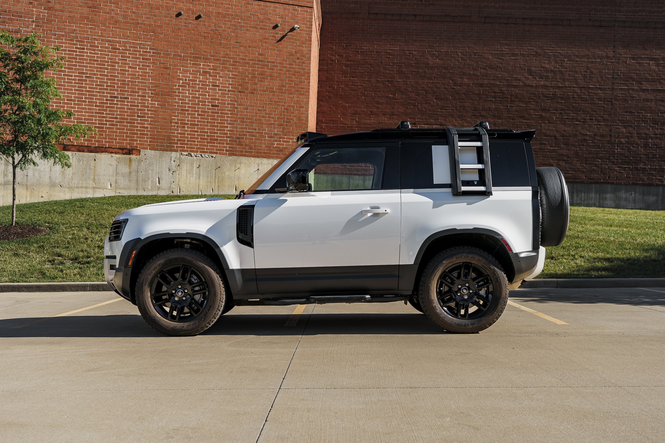 Used 2025 Fuji White Land Rover S image 6