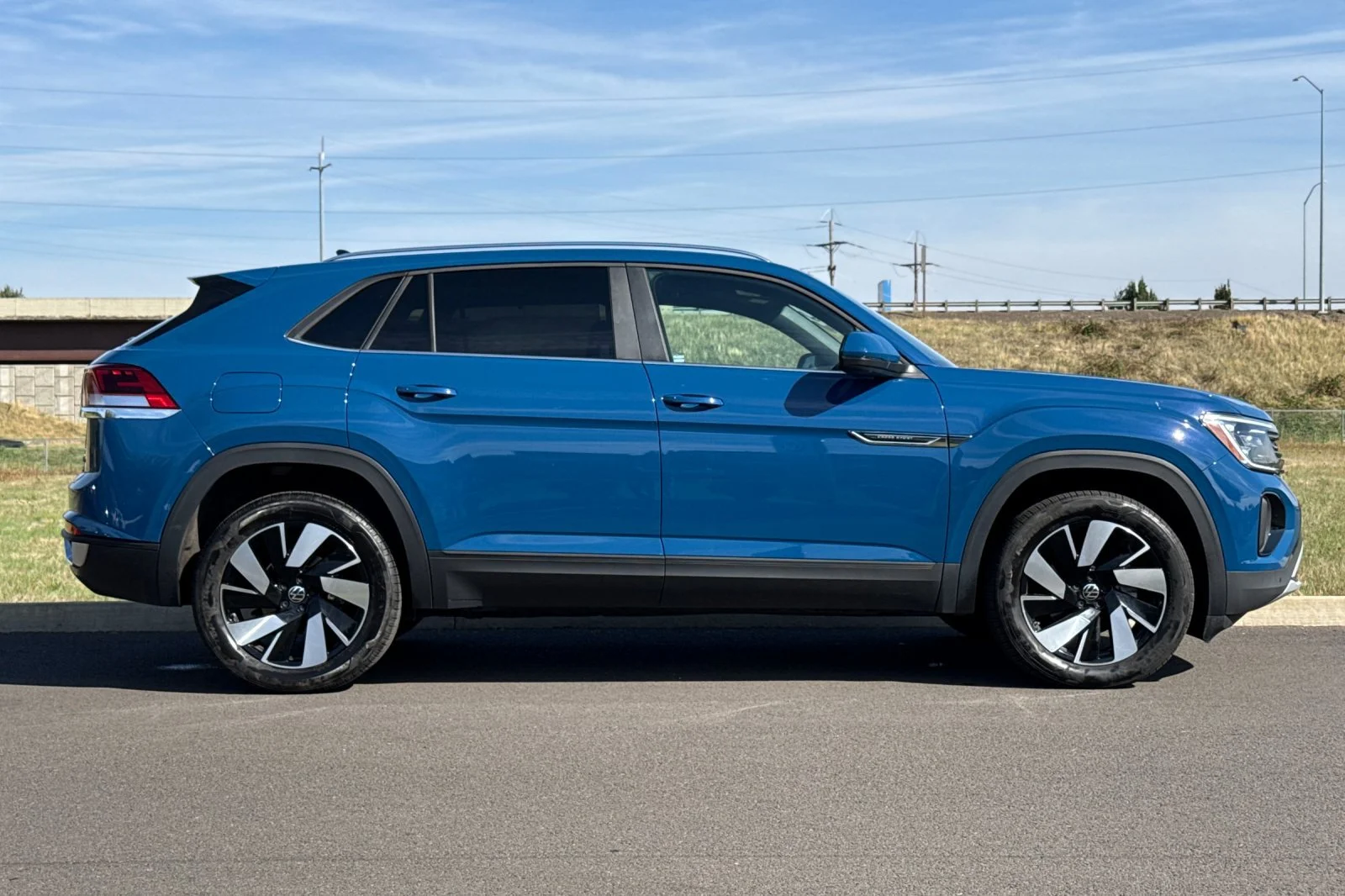 Used 2026  Volkswagen SE w/Technology image 2