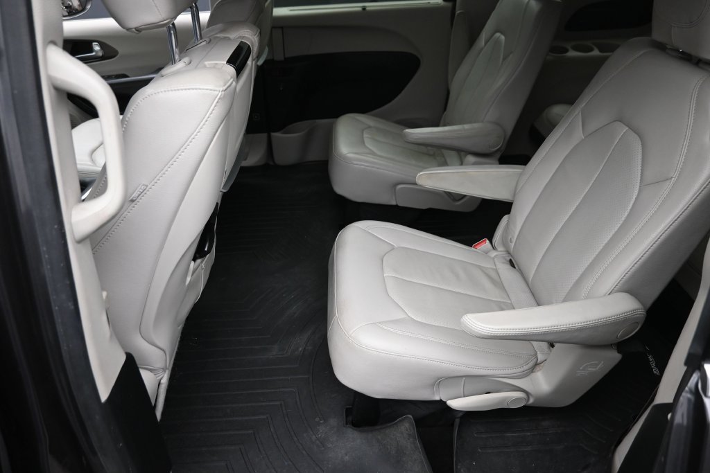Used 2018 Gray Chrysler Touring L Plus image 15