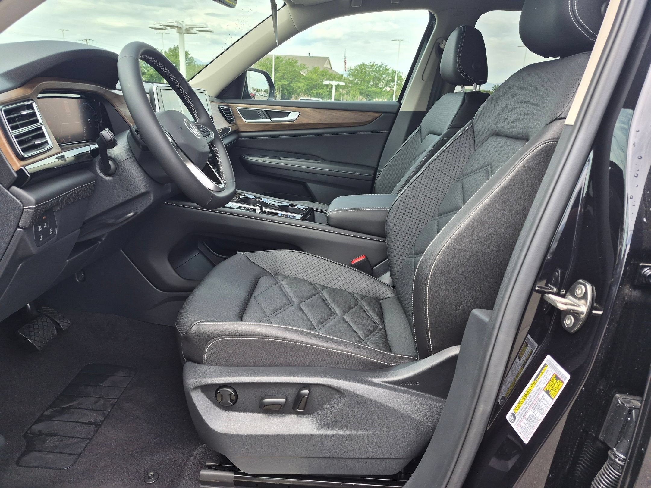 New 2026 Deep Black Pearl Volkswagen 2.0T SE w/Technology image 15
