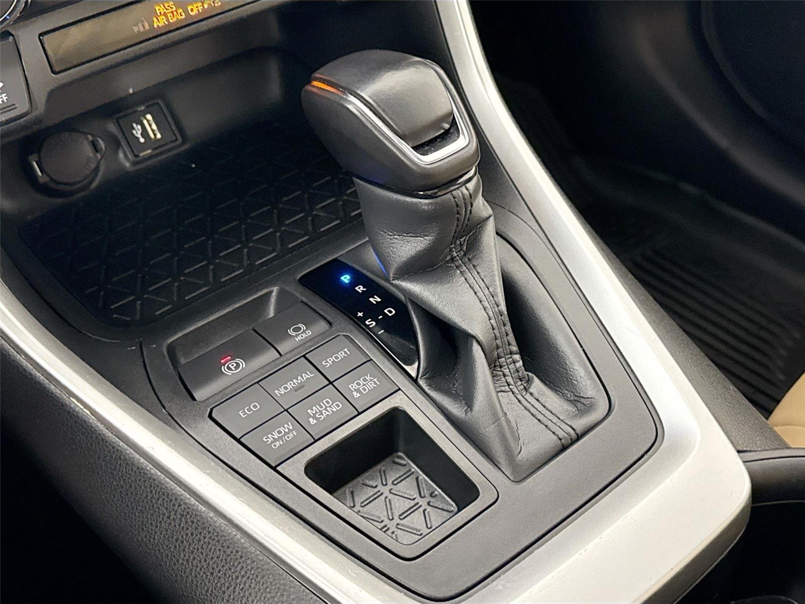 Used 2025 Midnight Black Metallic Toyota XLE Premium image 25