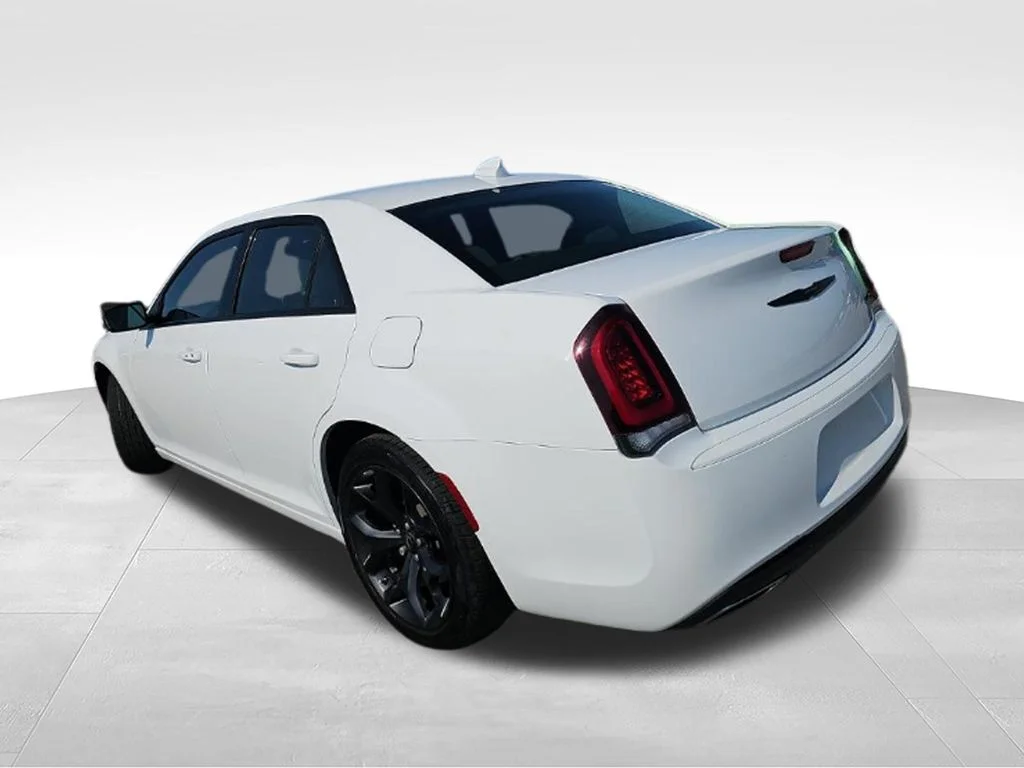 Used 2023 White Chrysler Touring image 3
