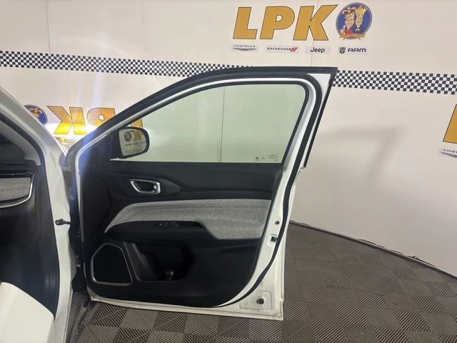 Used 2022 Bright White Clearcoat Jeep Latitude image 23