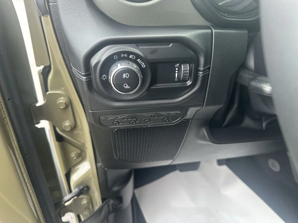 Used 2025 Green Jeep Mojave image 20