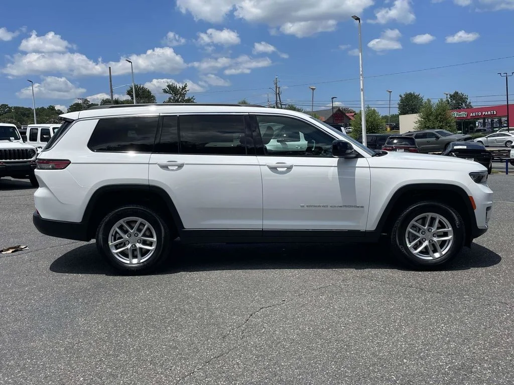 New 2026 Bright White Clear-Coat Exterior Paint Jeep Laredo image 9