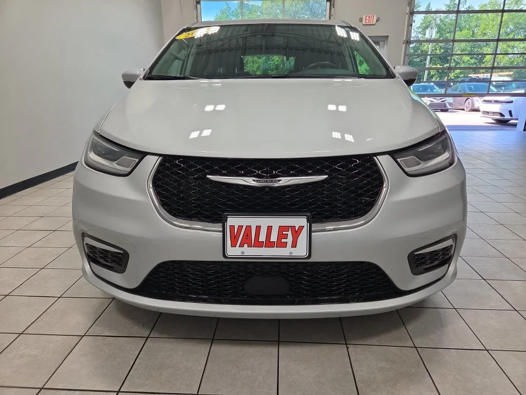 Used 2023 Silver Chrysler Touring L image 6