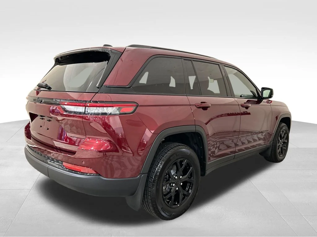 Used 2025 Red Jeep Altitude image 5