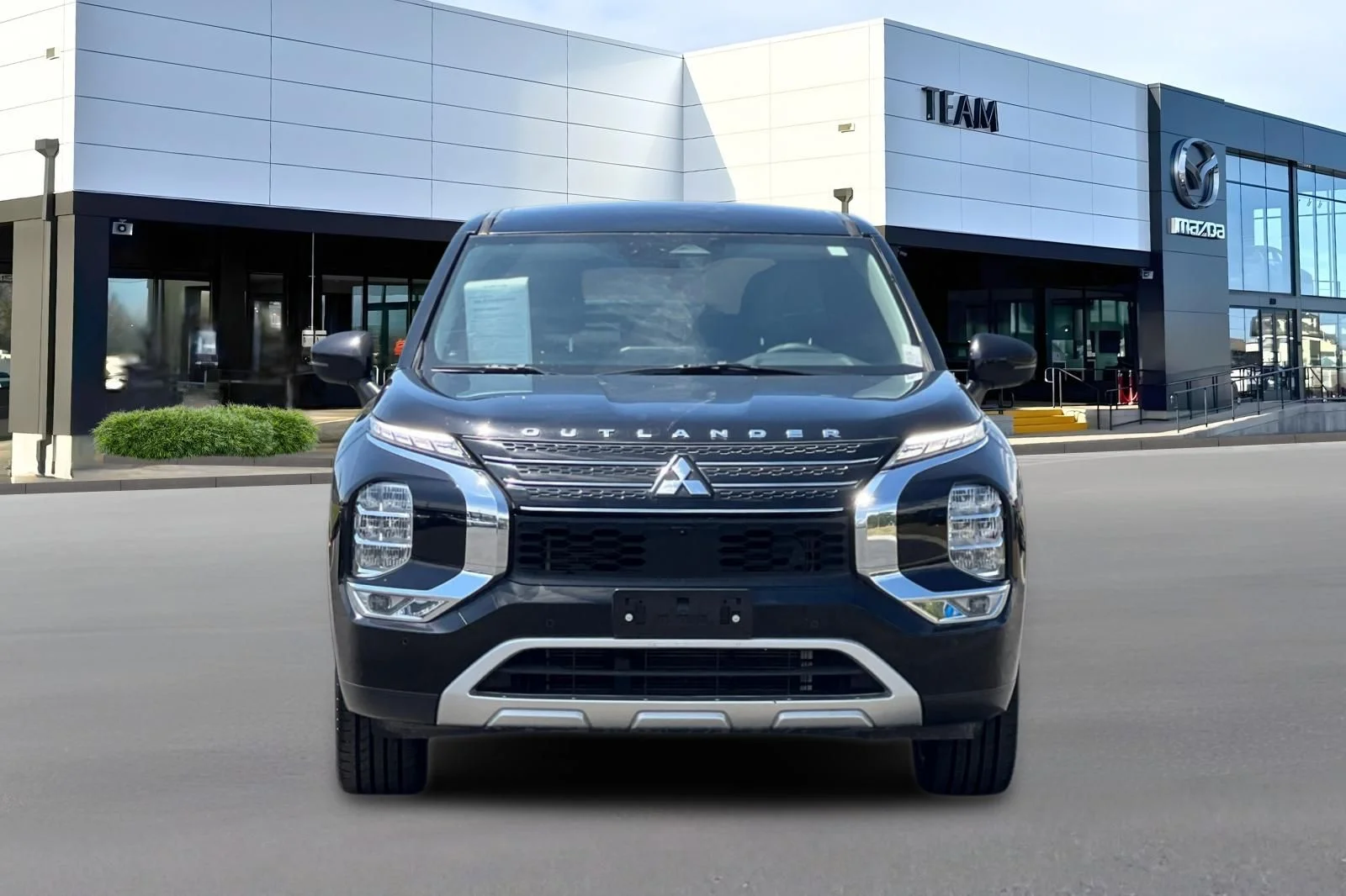 Used 2022 Black Mitsubishi SE Launch Edition image 6