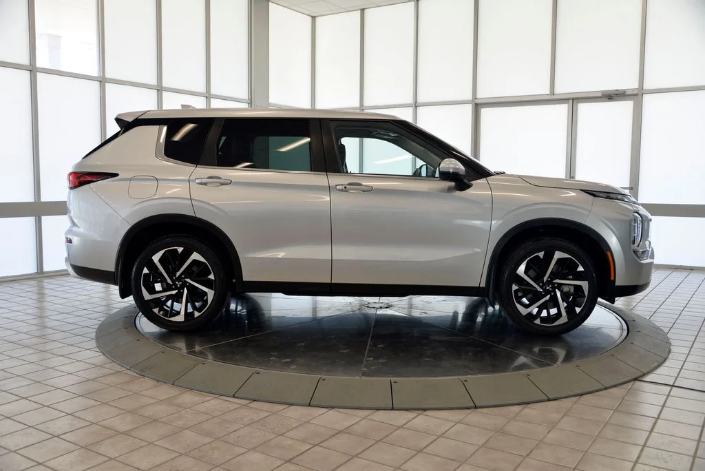 Used 2022  Mitsubishi SE image 10