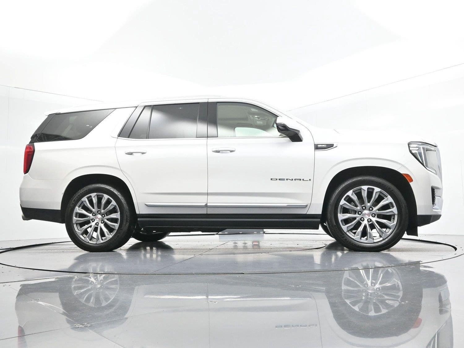 Used 2021 WHITE FROST TRICOAT GMC Denali image 55